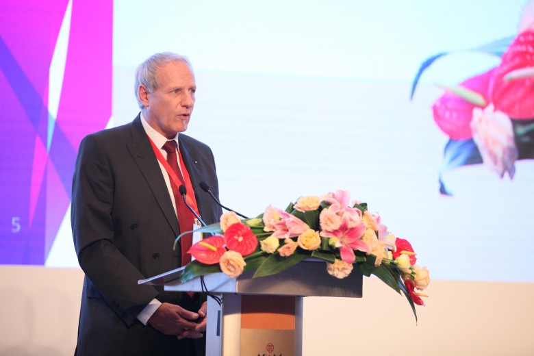 Hans Reinhard, president of the Group of European TransEurasia Operators and Forwarders, addresses a meeting in Beijing. Credit: GETO