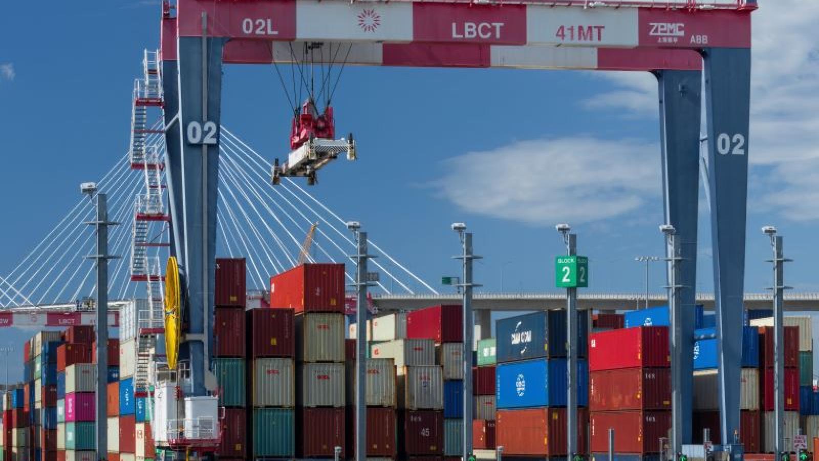 LA-LB port interests spar with agency over emissions rule under development