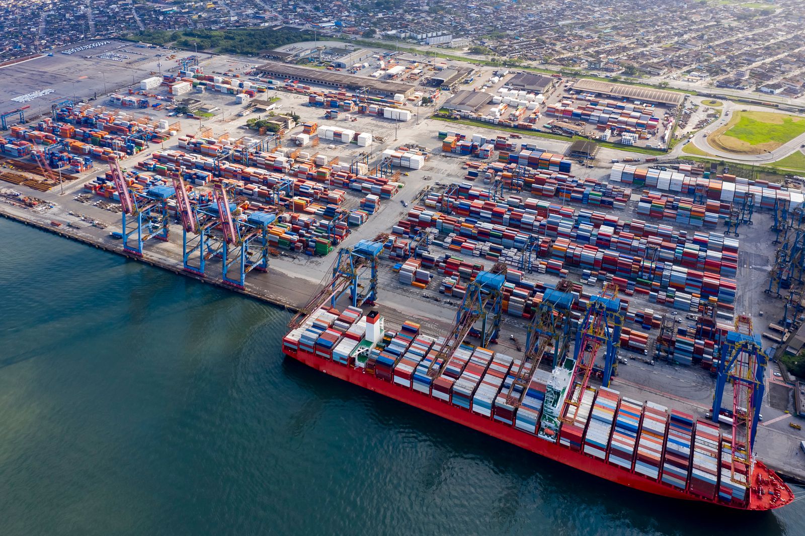 Des porte-conteneurs amarrés au port de Santos, au Brésil, illustrant l'infrastructure logistique du pays. (joc.com)