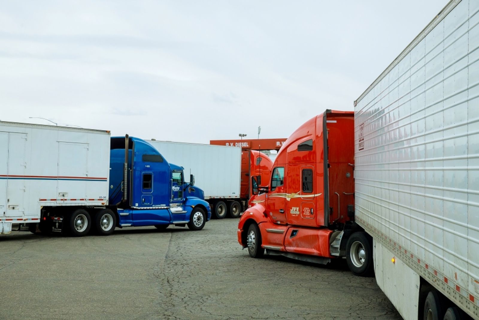 US truckload shippers hedge contract rates as carriers cut capacity