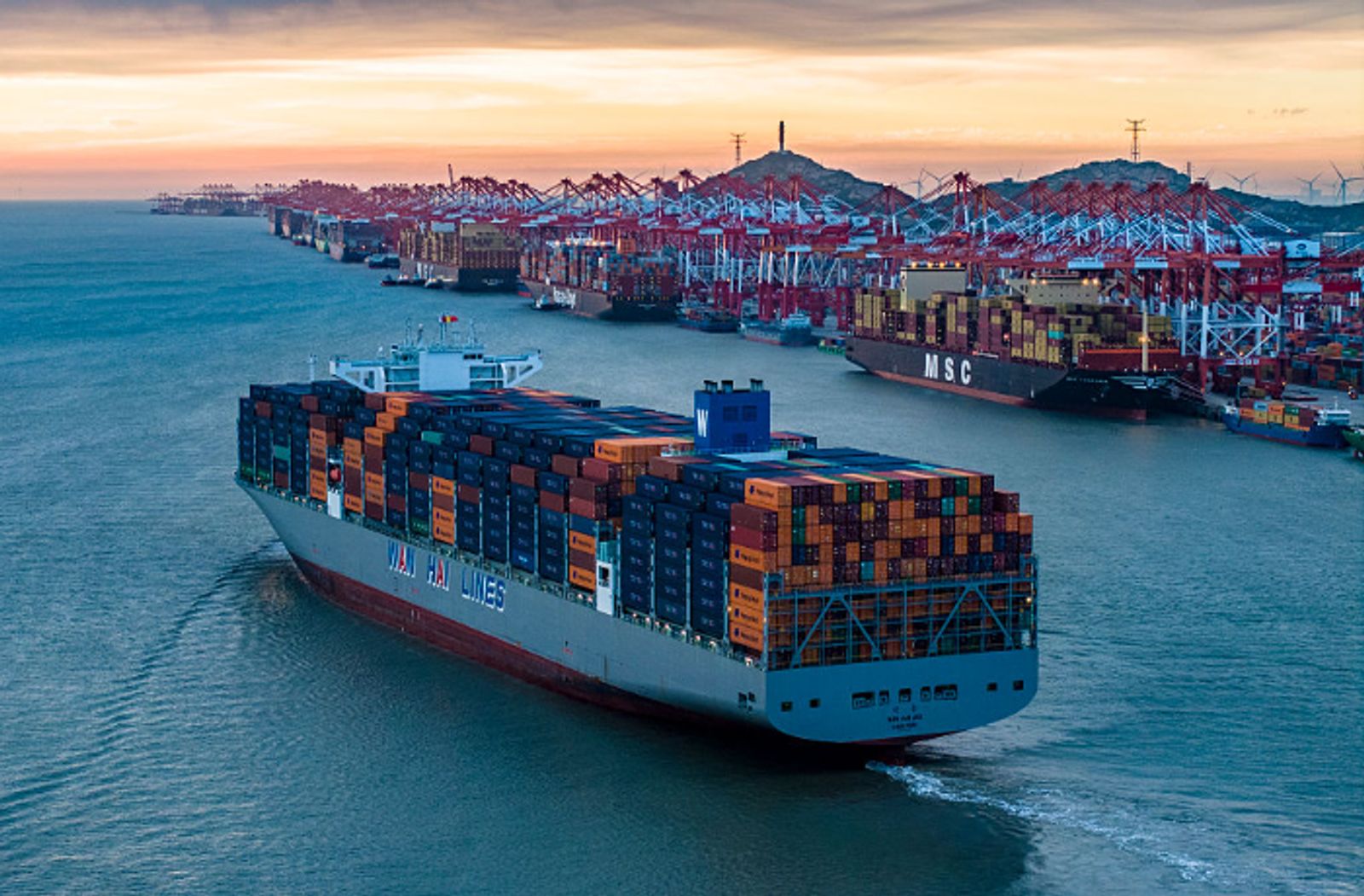Container lines cutting trans-Pacific capacity overhang