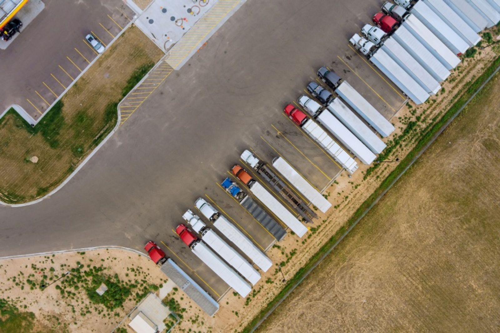 Truck parking a $100 billion inefficiency issue for US truckload industry: report
