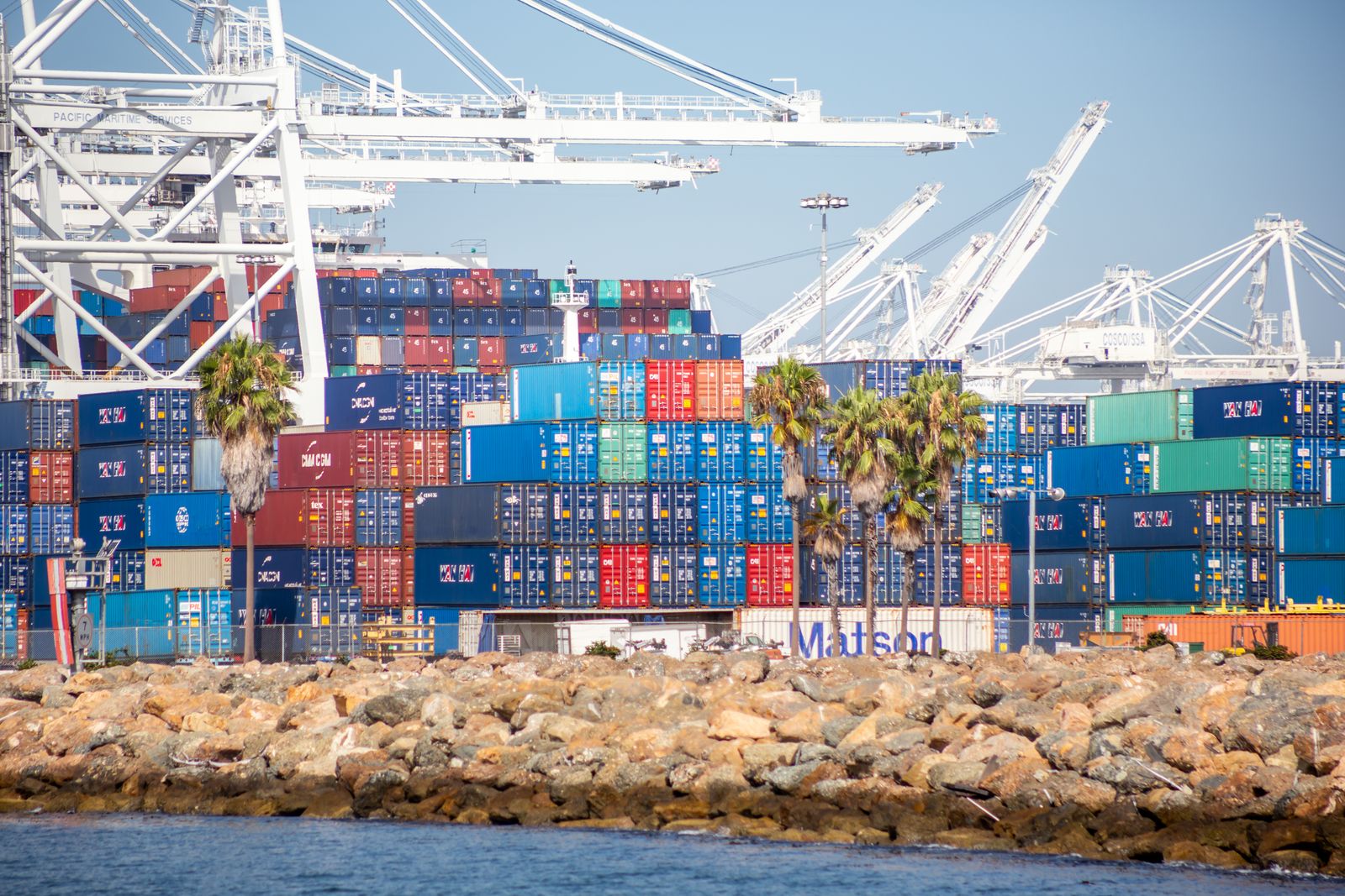 US retailers upgrade import forecast but still expect Q4 decline