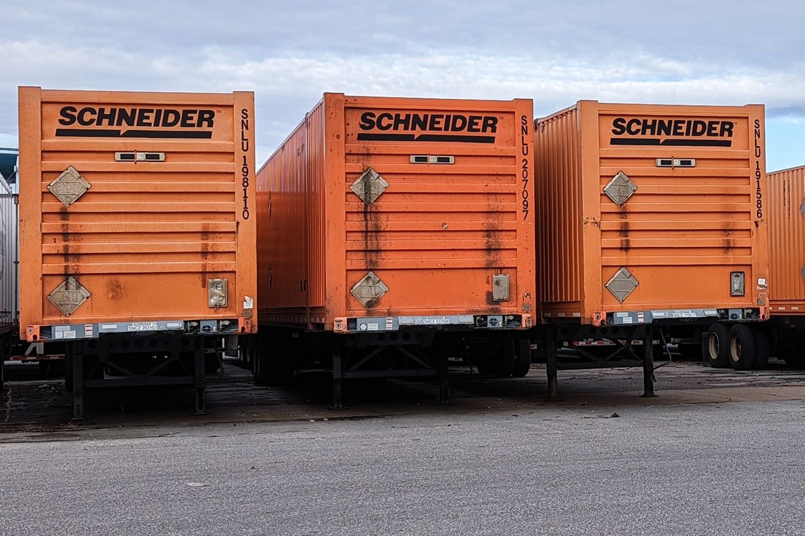 Schneider launches premium intermodal service with 95% on-time guarantee