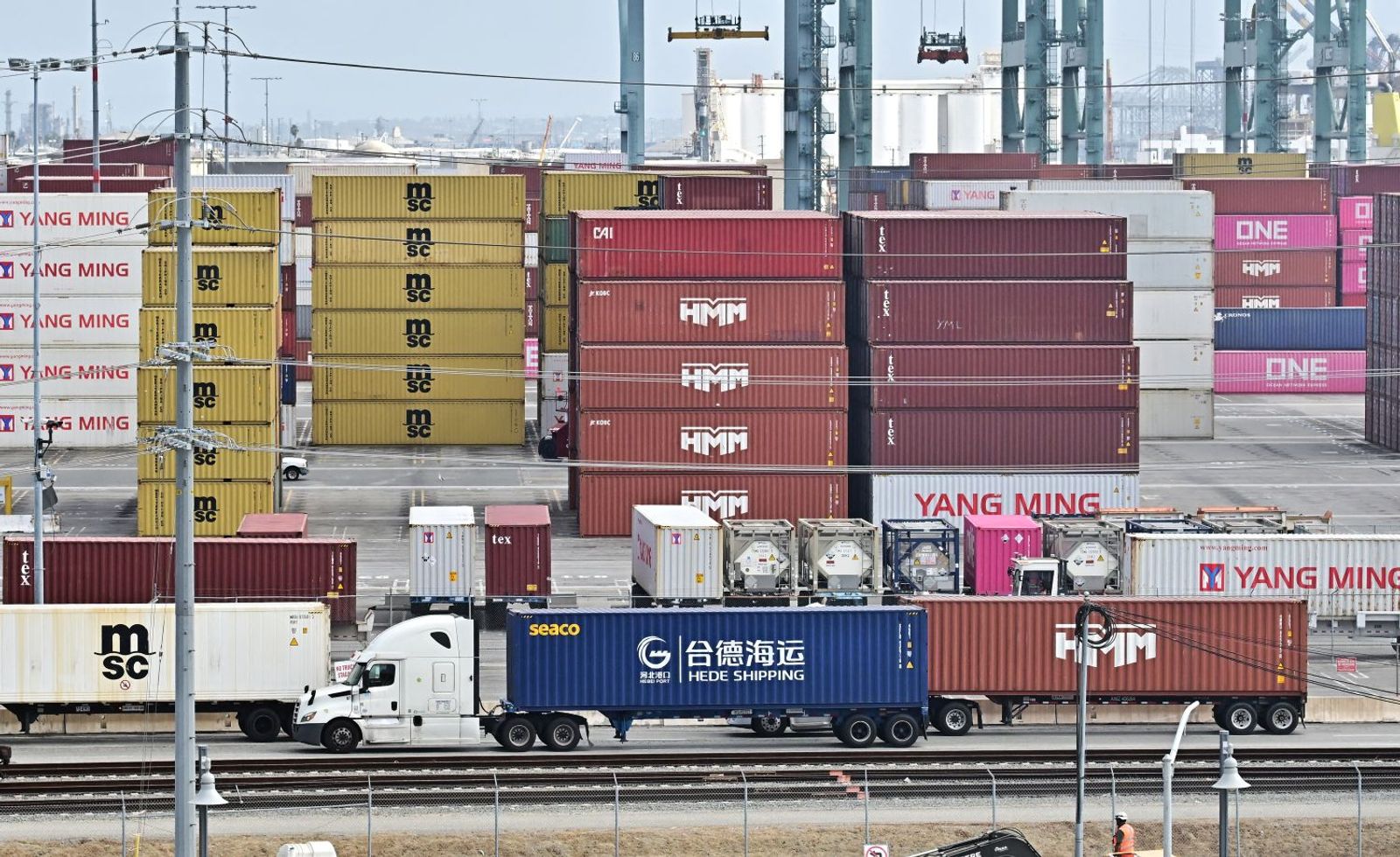 Trans-Pacific carriers tweak pricing strategy to keep rates from collapsing