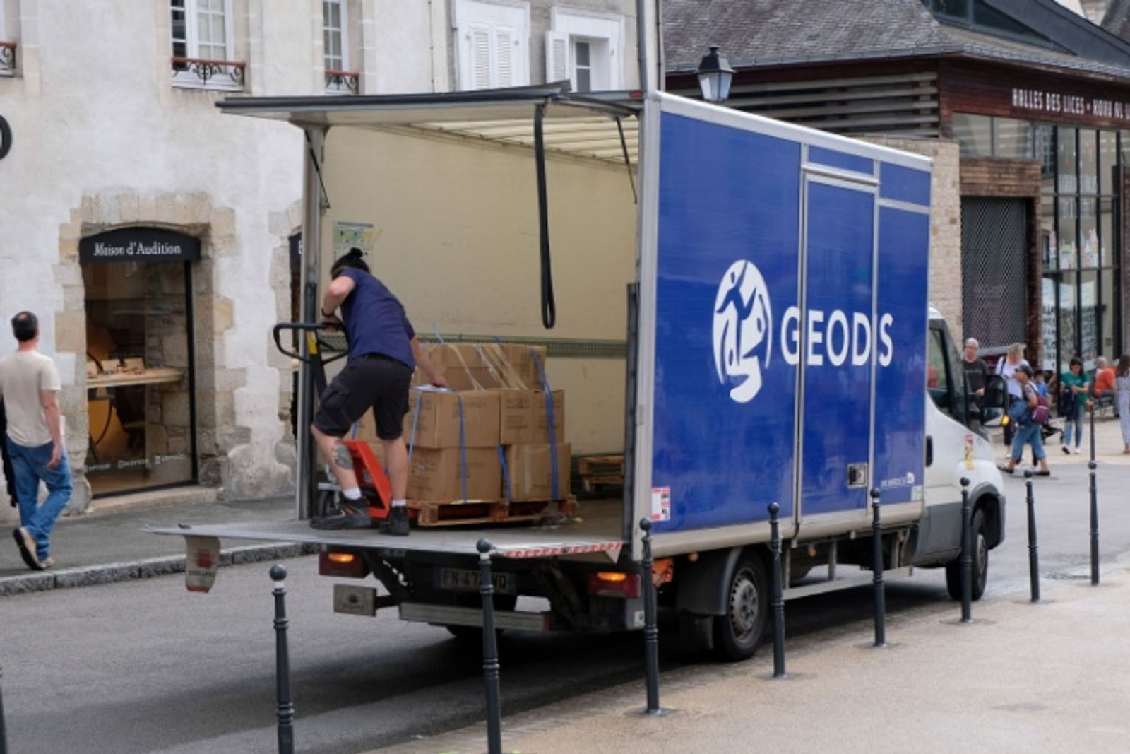 Geodis inks takeover deal to expand French trucking coverage