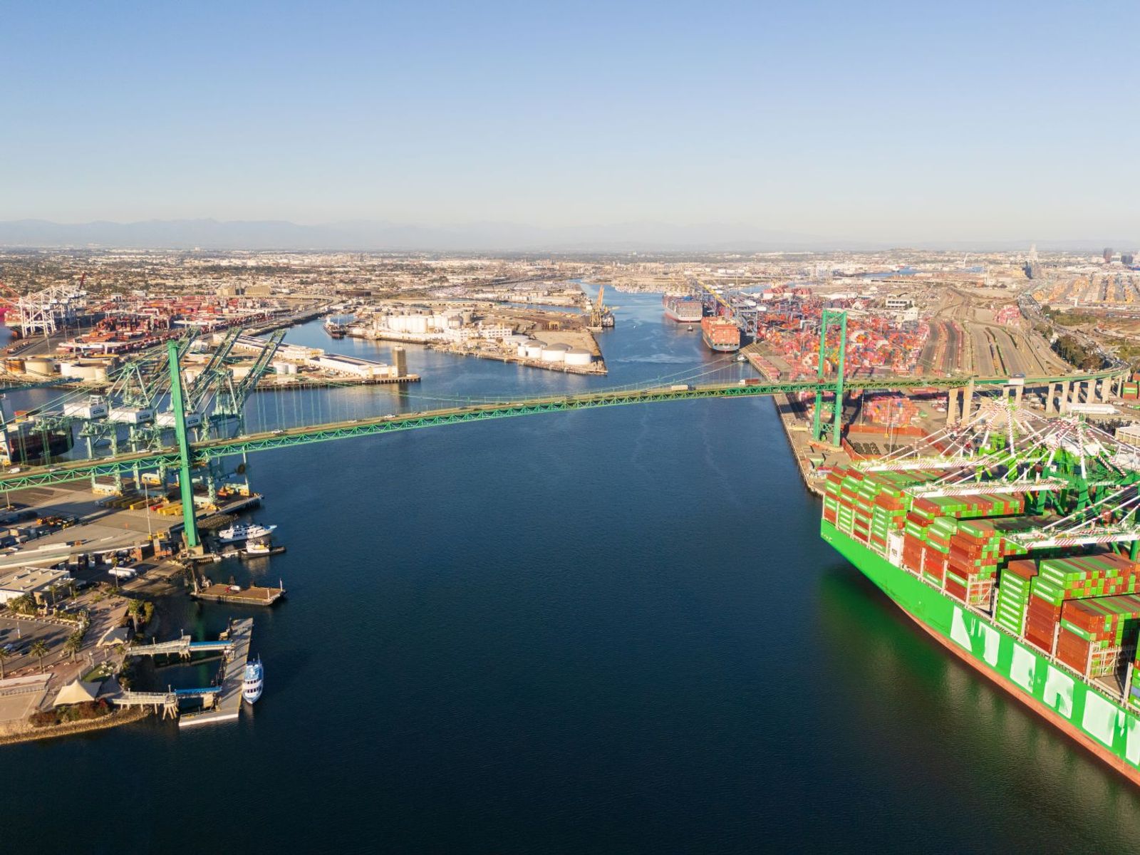 Trans-Pacific carriers, importers slow-walking service contract negotiations