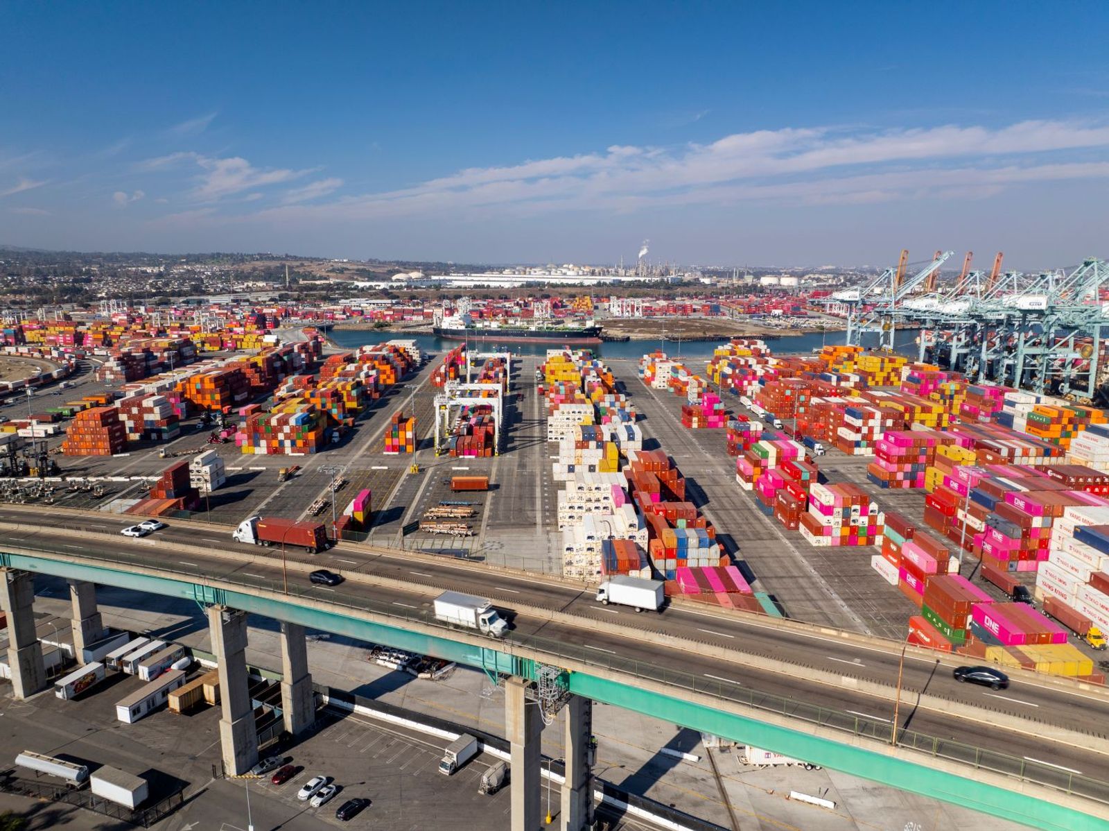 Hesitation from port authorities slows automation in Southern California