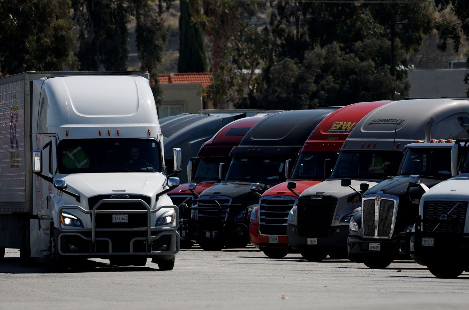 California truckload rates rise as fuel spikes, capacity cuts tighten market
