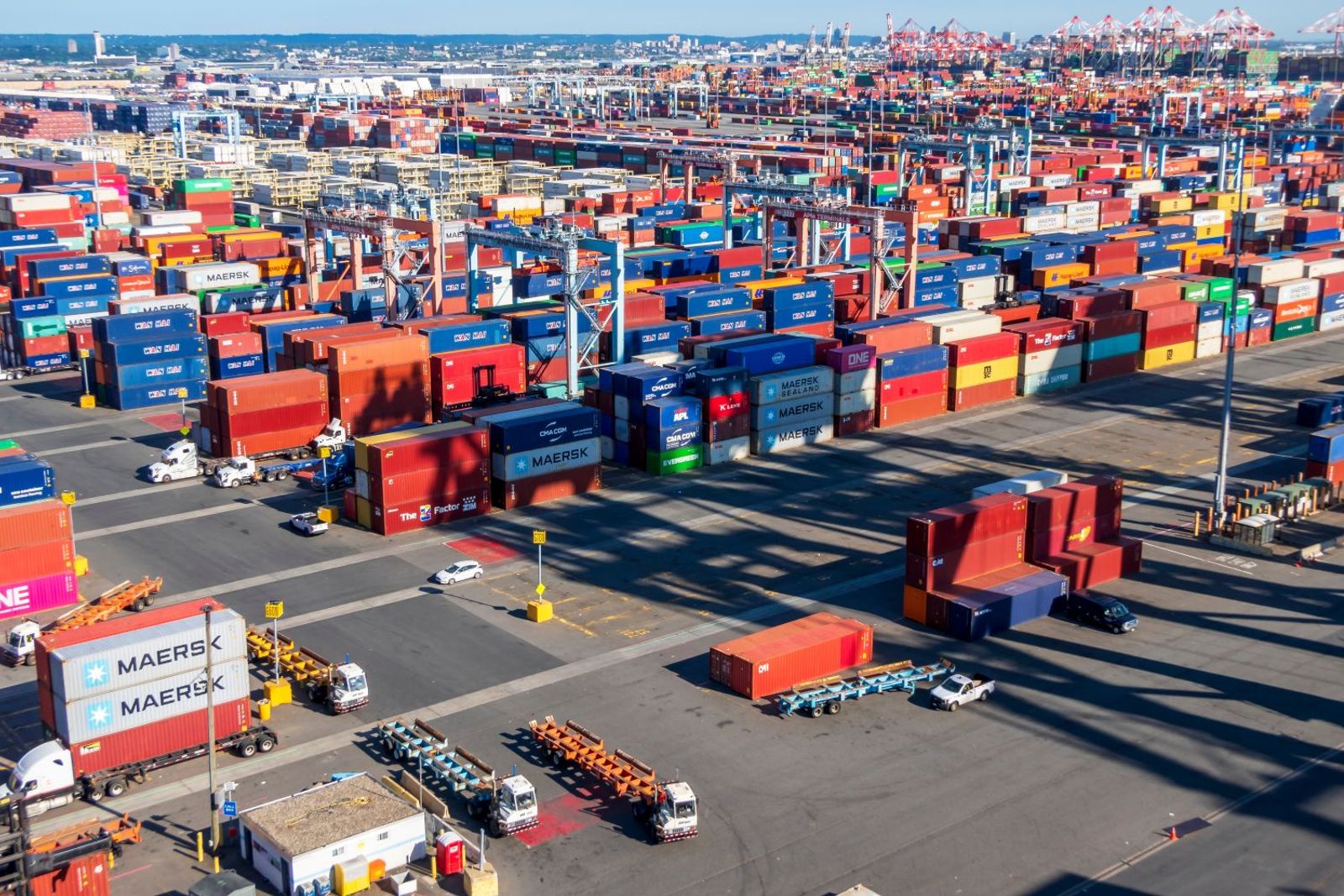 US retailers forecast early — and brief — peak shipping season