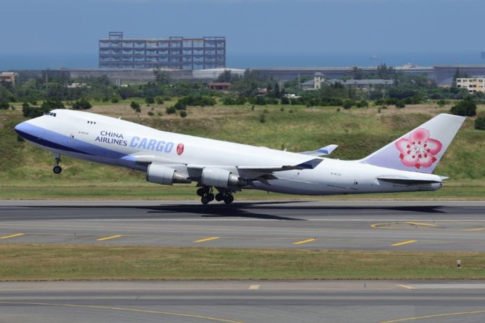 AI equipment competes with e-commerce for limited air cargo space