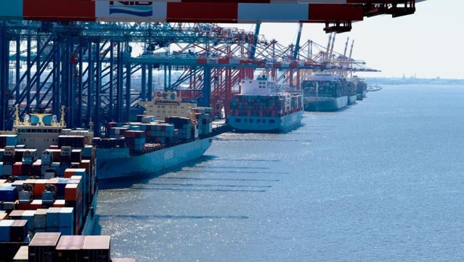 German port union launches warning strikes