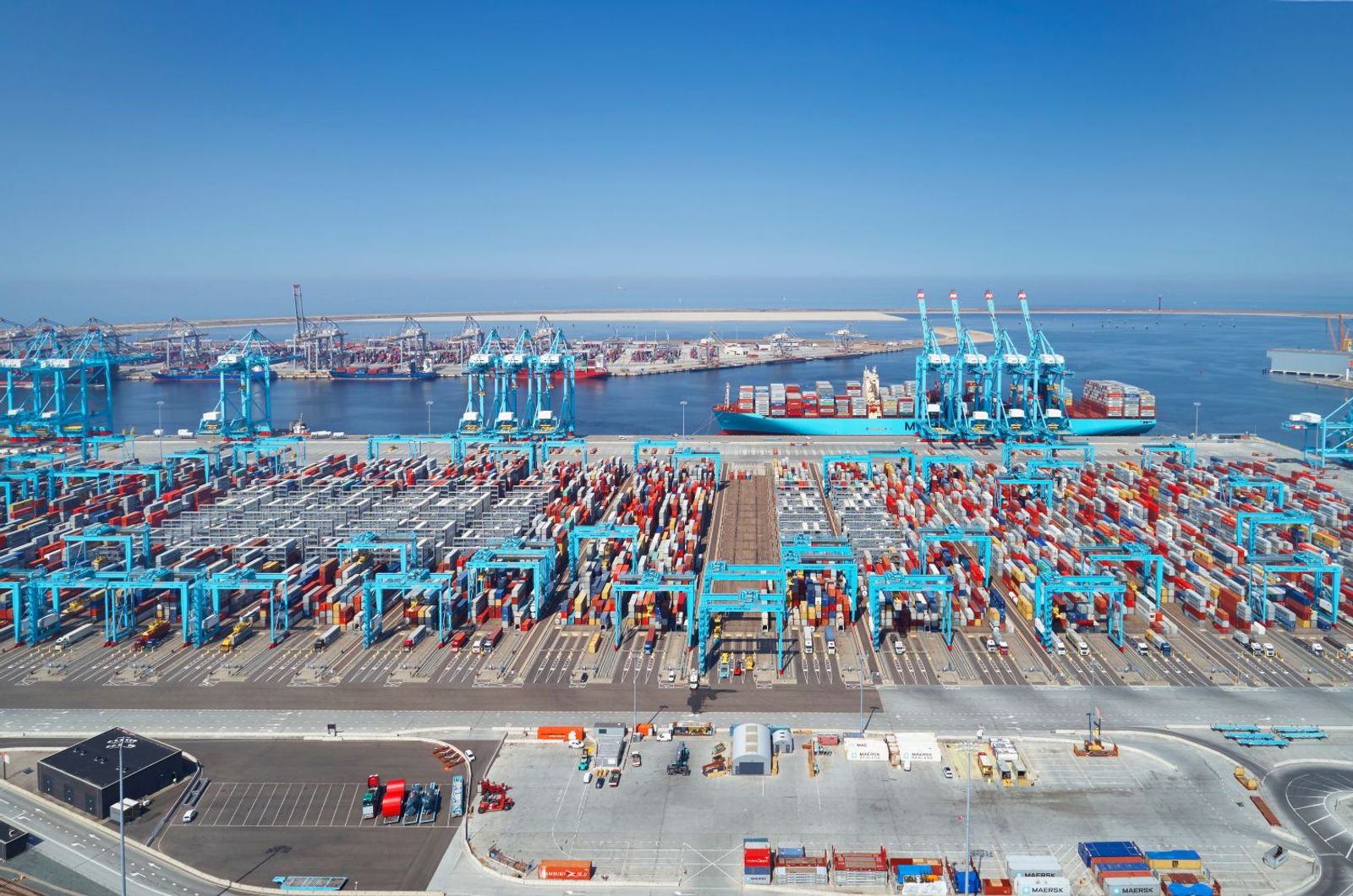 Maersk sells 25% stake in Rotterdam terminal to Hapag-Lloyd