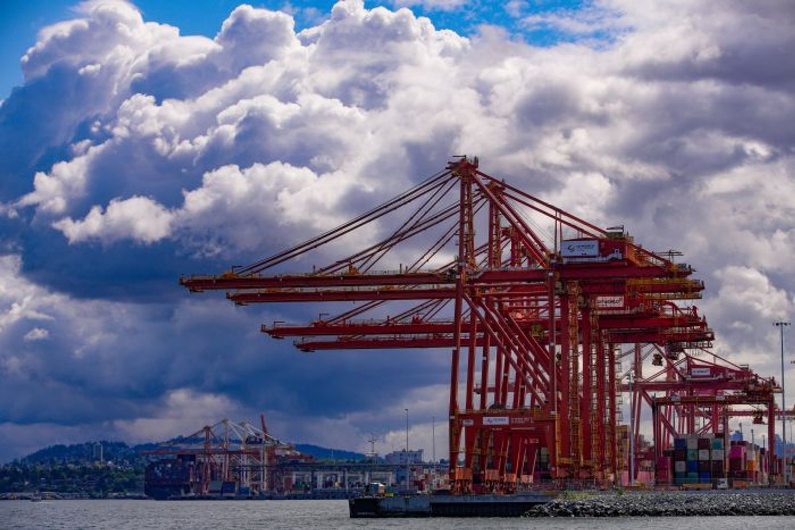 Longshore unions take automation ire out on DP World