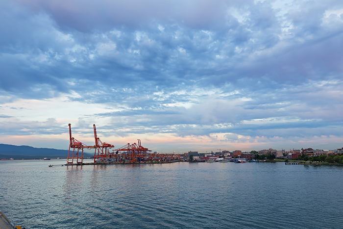 Even if the ILWU Canada local votes in favor of a strike authorization, existing labor rules require the union to give 72 hours notice before any labor action at the port of Vancouver. Photo credit: Shutterstock.com.