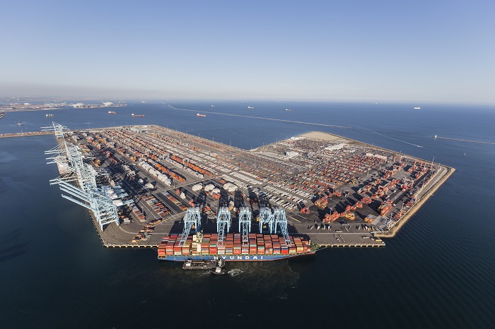 The concept of a single electronic platform for port users is gaining momentum with truckers, beneficial cargo owners (BCOs), and other port users, and GE Transportation’s Port Optimizer at the Port of Los Angeles and the Port of Long Beach is a pacesetter that’s achieving breakthroughs. (Above: the Port of Los Angeles.) Photo credit: Shutterstock.com. Port of Los Angeles.