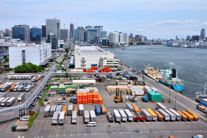 Most berths in Tokyo have lengths of 300-350 meters, meaning rearrangements are necessary when ultra large container vessels are calling at the same time. Photo credit: Shutterstock.com.