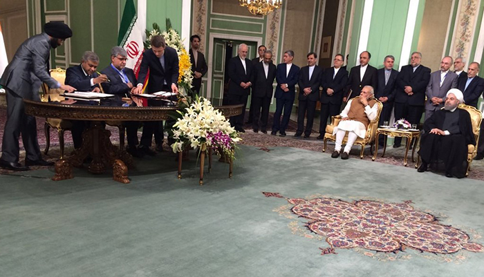 Government officials sign a memorandum of understanding for the Chabahar port as Indian Prime Minister Nardendra Modi, second from right, and Iranian President Hassan Rouhani look on. Photo credit: Indian Ministry of Shipping