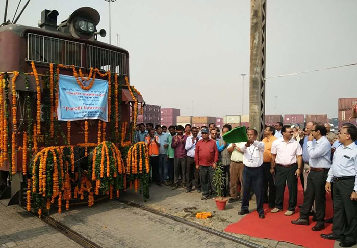 Officials inaugurate the new scheduled service from Dadri to the Tondiarpet inland container depot.