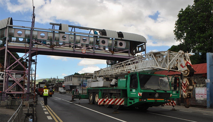 Mammoet transports a piece of electricity generation equipment in Mauritius.