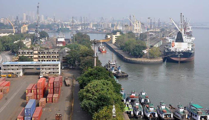 डीआरआई ने मुन्द्रा बंदरगाह से टायरों की तस्करी का कन्टेनर पकड़ा