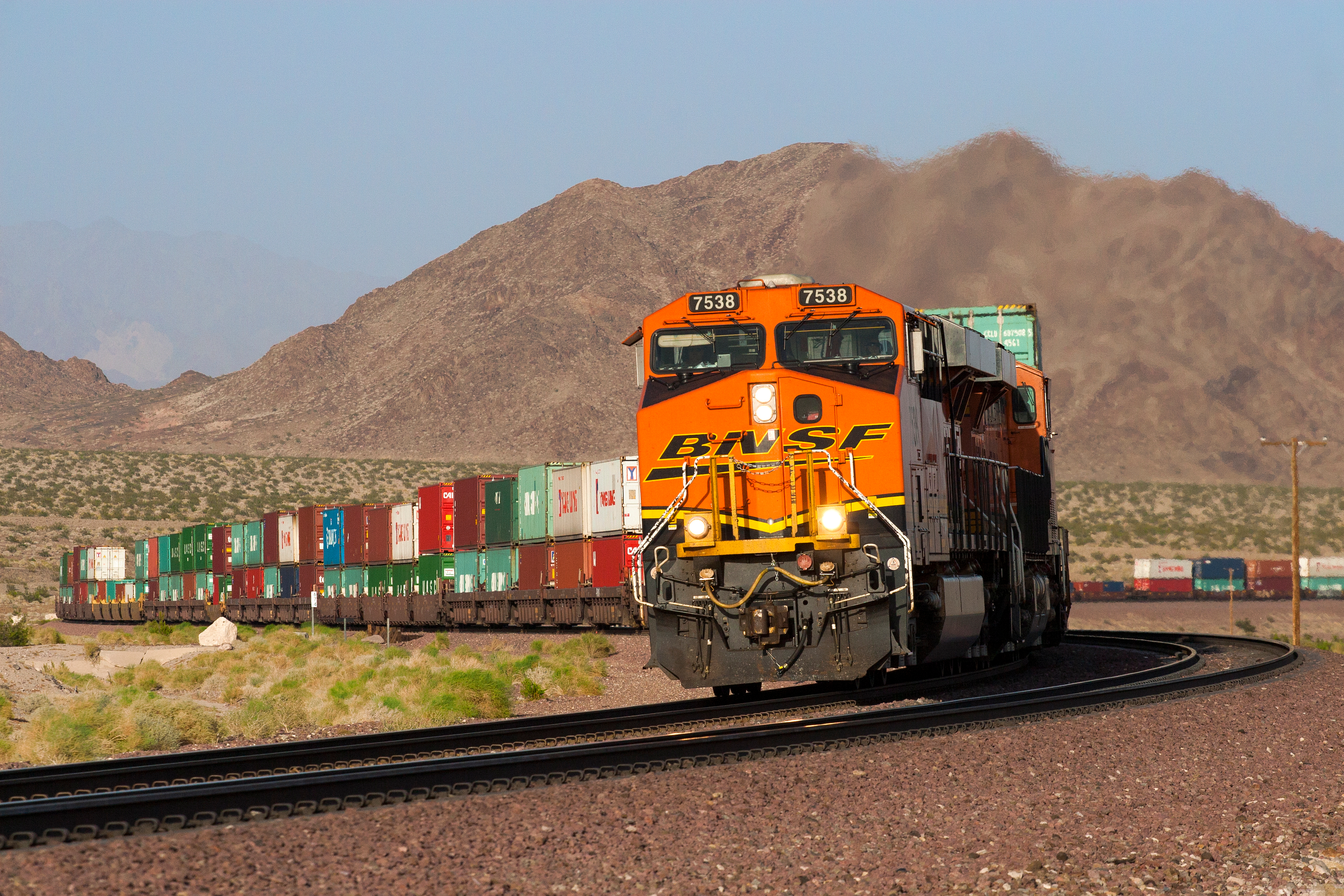 A BNSF Railway train hauling ocean containers. Although international volumes rose slightly, overall intermodal loads fell in 1Q for the first time since 2016.