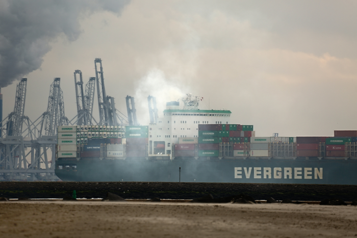 Ships must be emissions-free at berth in Europe by 2030, the European Parliament announced. Photo credit: Shutterstock