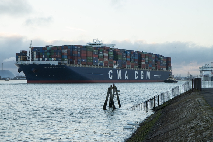 Storing containers while in transit is a way carriers can slow down the import of containers that shippers in shut down economies will struggle to pick up. Photo credit: Shutterstock