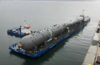 An 835-ton demethanizer is transshipped from heavy-lift vessel to barge at De-Kastri port in Russia. 